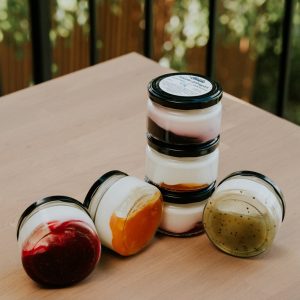 Réteges gyümölcsös joghurt több ízben